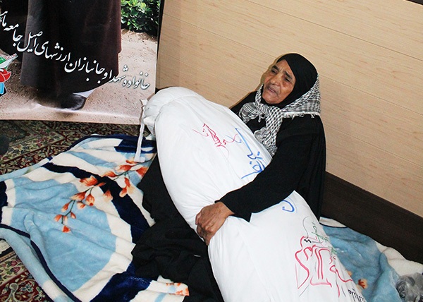 دانلود کلیپ و تصاویر/ لحظات ناب و دیدنی وداع یک مادر شهید با فرزندش